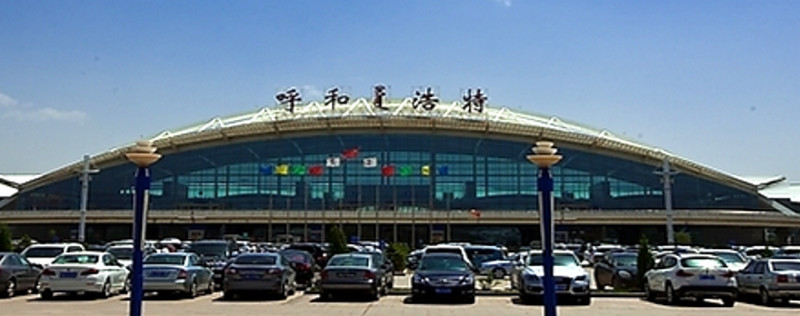 　　呼和浩特白塔國際機場是內(nèi)蒙古自治區(qū)航空運輸中心，是中國國際航空公司內(nèi)蒙古分公司的基地?？偯娣e5.5萬平方米。國內(nèi)安全檢查設(shè)10個通道，國際安檢設(shè)2個通道，加快了旅客通過安檢的效率。  　　2013年，呼和浩特機場累計完成旅客吞吐量615.0萬人次，貨郵吞吐量3.26萬噸，保障運輸飛行起降6.24萬架次，同比分別增長13.2%、13.7%和12.4%。其中，旅客吞吐量增速高于全國平均水平2.1個百分點。