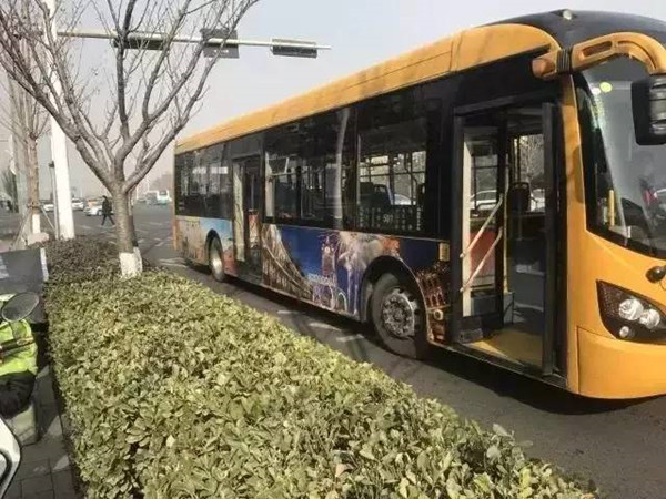 新年將至，一批公交車穿上西海岸定制“新衣”