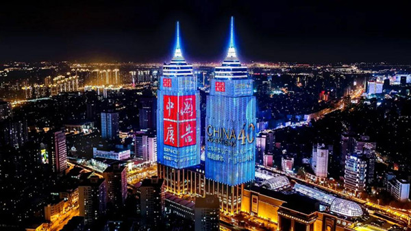 為你喝彩，世界級(jí)景觀媒體照亮上海灘！