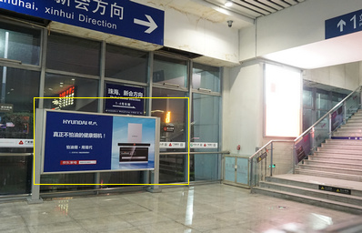 容桂站C1、C2電梯通道之間立式燈箱廣告2