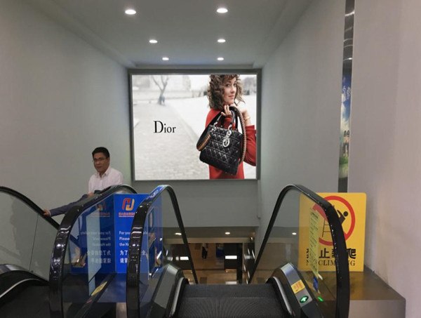 迪奧?？诿捞m機(jī)場燈箱廣告