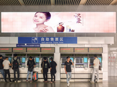 廈門(mén)北站出發(fā)層售票大廳墻面燈箱廣告