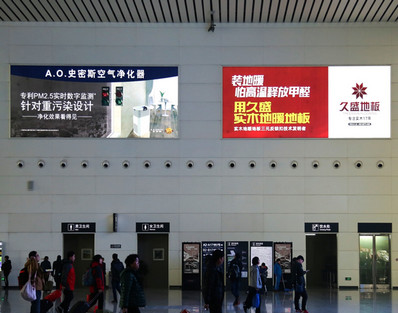 濟南西站出發(fā)層進(jìn)站大廳扶梯兩側(cè)墻面燈箱廣告