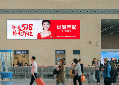 太原南站出發(fā)層進站大廳兩側墻面燈箱廣告