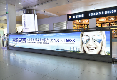 三亞機(jī)場(chǎng)T1一層迎客廳，正對(duì)行李廳B出口燈箱廣告