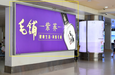 三亞機(jī)場(chǎng)T1一層迎客廳，行李廳B出口附近雙面燈箱廣告