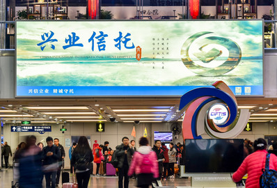 北京首都機(jī)場(chǎng)T2國內(nèi)出發(fā)大廳上方燈箱廣告案例圖