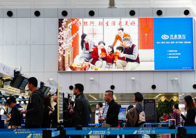 北京首都機(jī)場(chǎng)T2國內(nèi)出發(fā)辦票大廳上方燈箱廣告案例圖