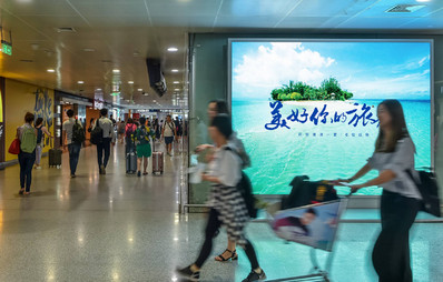 北京首都機(jī)場(chǎng)T2國內(nèi)出發(fā)東西通廊連接通道燈箱廣告案例圖