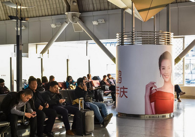 北京首都機(jī)場(chǎng)T2國內(nèi)出發(fā)候機(jī)垂頭包柱貼膜廣告案例圖