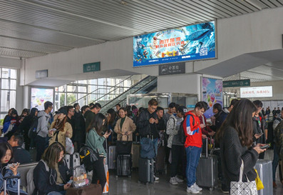 唐家灣站候車大廳、檢票口與到達(dá)口之間圖騰柱燈箱廣告