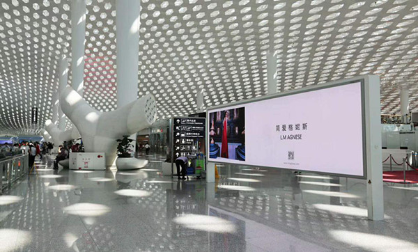 簡(jiǎn)愛格妮斯機(jī)場(chǎng)廣告