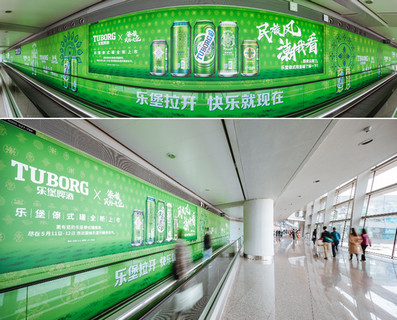 昆明機場F2層國內到達中央指廊墻面燈箱+貼紙廣告