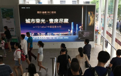 ?？跂|站出站口下樓梯正對(duì)面燈箱廣告