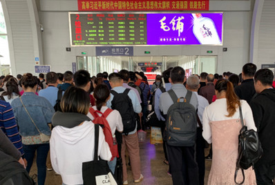 ?？跂|站候車大廳二樓檢票閘機(jī)口LED屏廣告