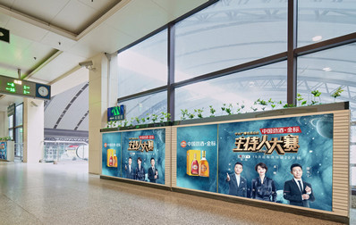 漢口站檢票閘機口進(jìn)站走廊立式燈箱廣告
