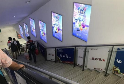 東升站A1、B1電梯通道小燈箱廣告