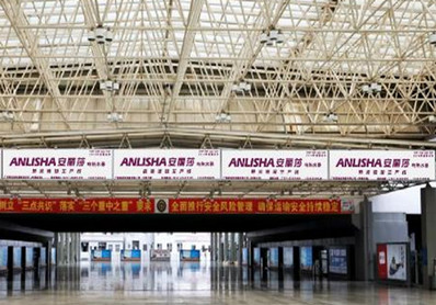小欖站A、B進(jìn)出站口之間吊幅燈箱廣告