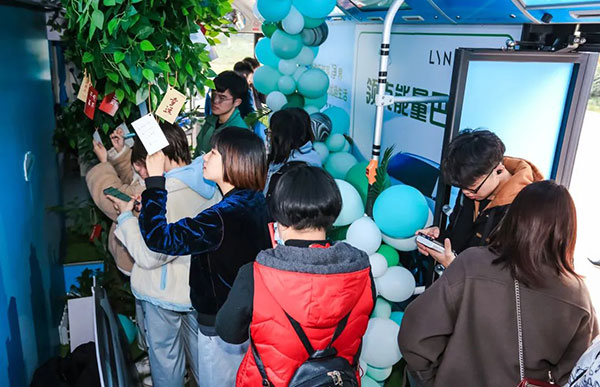 領(lǐng)克公交廣告場景化營銷，打造低碳趣味之旅！