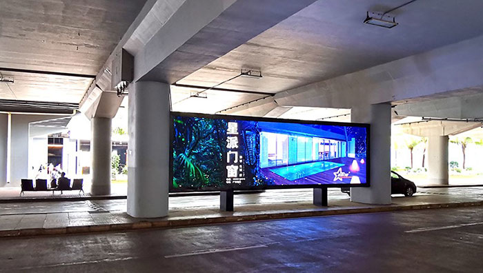 ?？跈C場到達區(qū)電子屏廣告1