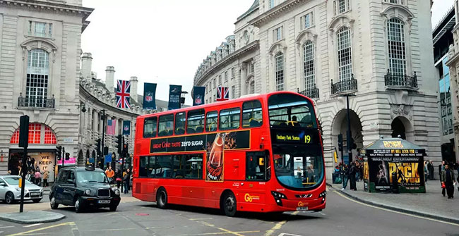 大眾憤怒！英國電視臺投放低俗公交車廣告
