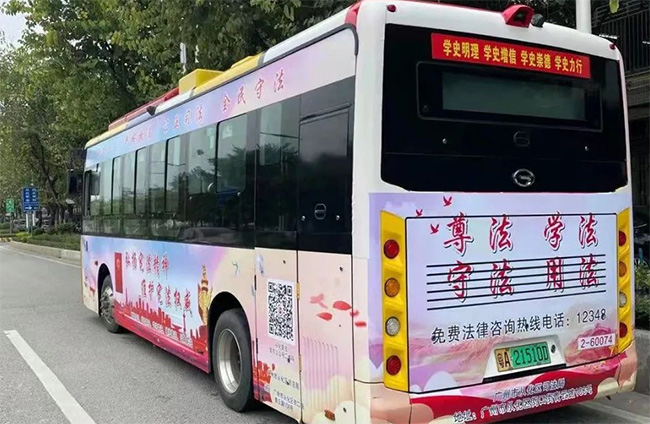“法治號(hào)公交車(chē)”來(lái)了，廣州公交車(chē)廣告讓法治宣傳“動(dòng)起來(lái)”！