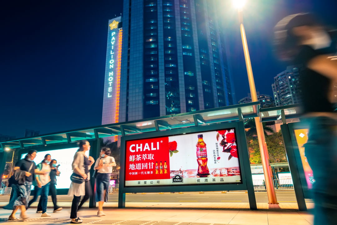 零售快消企業(yè)為何選擇公交候車(chē)亭廣告？