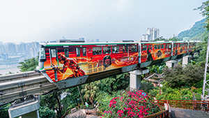 重慶地鐵廣告案例，院線電影重慶地鐵外包車廣告，重慶網(wǎng)紅地鐵廣告效果怎么樣？
