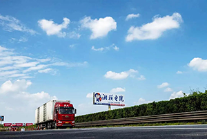 湖南省高速立柱大牌廣告案例，建材電纜高速?gòu)V告，高速公路廣告效果怎么樣？