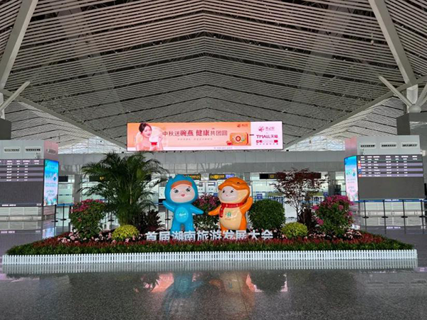 張家界機(jī)場(chǎng)廣告價(jià)格多少錢？張家界荷花機(jī)場(chǎng)航站樓直接觀景天門山