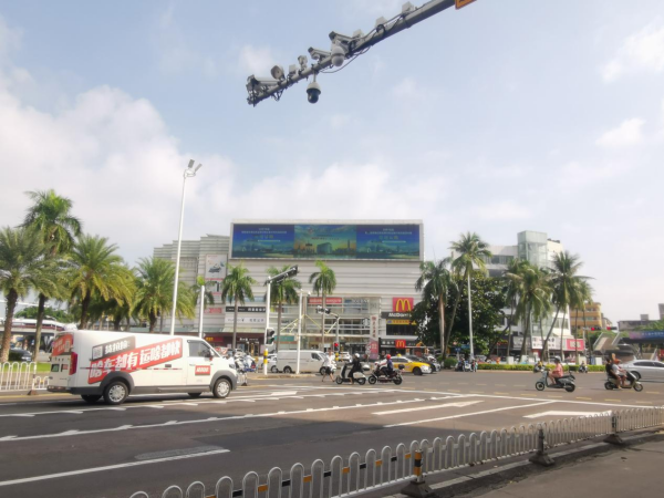 ?？贚ED廣告價格？?？谏倘|方廣場樓頂LED大屏廣告金融案例