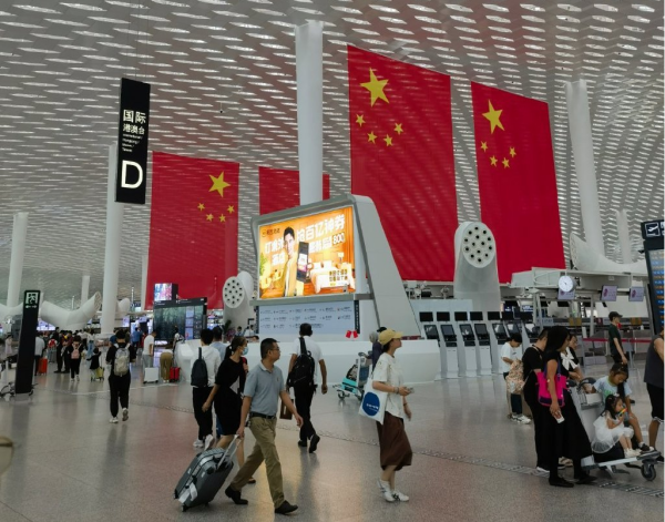 深圳機場出發(fā)值機廣告牌旁的大蓮蓬是干啥用的？深圳機場廣告價格