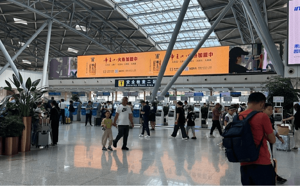濟(jì)南遙墻機(jī)場(chǎng)最大廣告屏在哪里？濟(jì)南機(jī)場(chǎng)航站樓廣告價(jià)格多少錢(qián)？