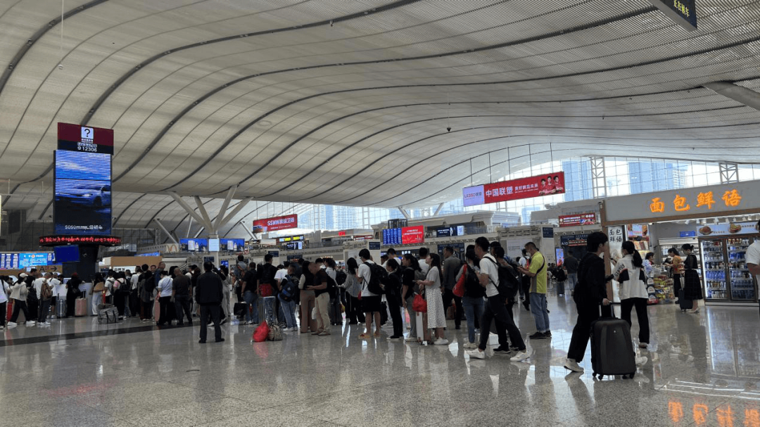 深圳北站LED屏廣告價格，深圳北高鐵站服務(wù)臺三角旋轉(zhuǎn)屏廣告報價