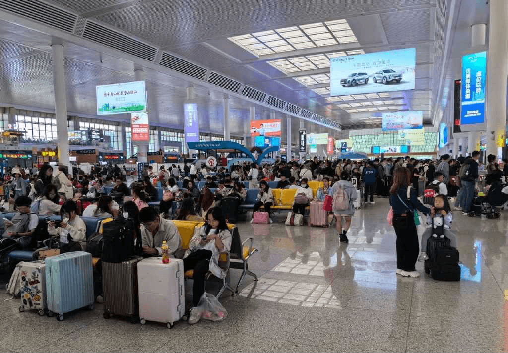 昆明南站廣告價(jià)格多少錢？昆明南高鐵站候車大廳LED屏廣告位置優(yōu)勢