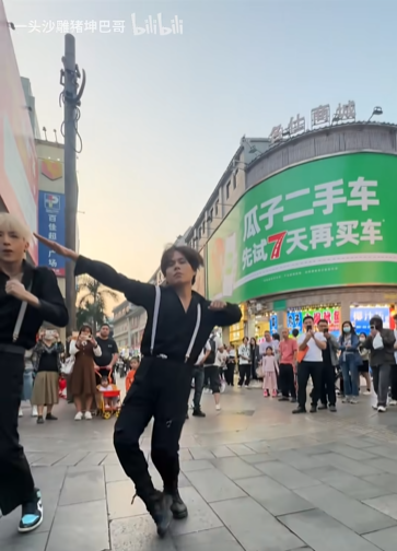 當(dāng)深圳東門(mén)步行街戶外大牌廣告遇上科目三，閣下又該如何應(yīng)對(duì)？