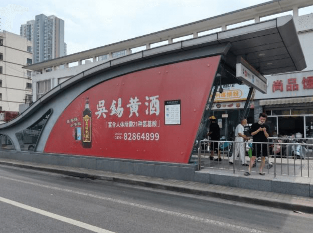 無(wú)錫地鐵出入口廣告價(jià)格收費(fèi)多少錢？無(wú)錫地鐵站棚戶外貼紙廣告