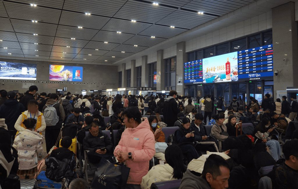 嘉興南站廣告價(jià)格收費(fèi)多少錢？嘉興南高鐵站春運(yùn)出站熱門廣告牌