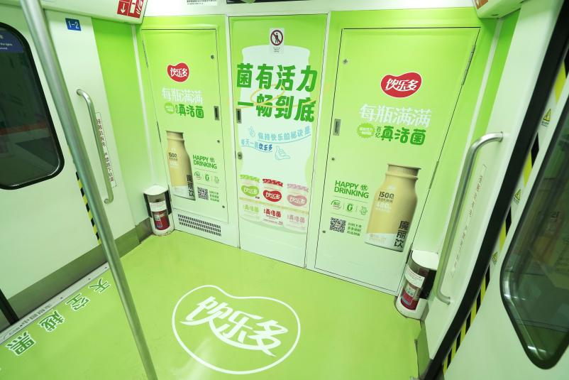 青島地鐵列車廣告案例圖，青島地鐵廣告內包車價格收費多少錢？