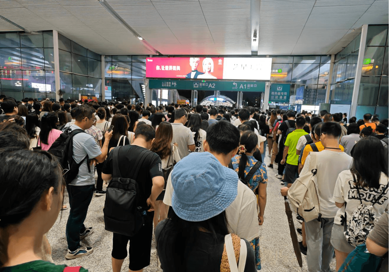 深圳北站出站閘機燈箱廣告牌價格收費多少錢？深圳北高鐵站春運