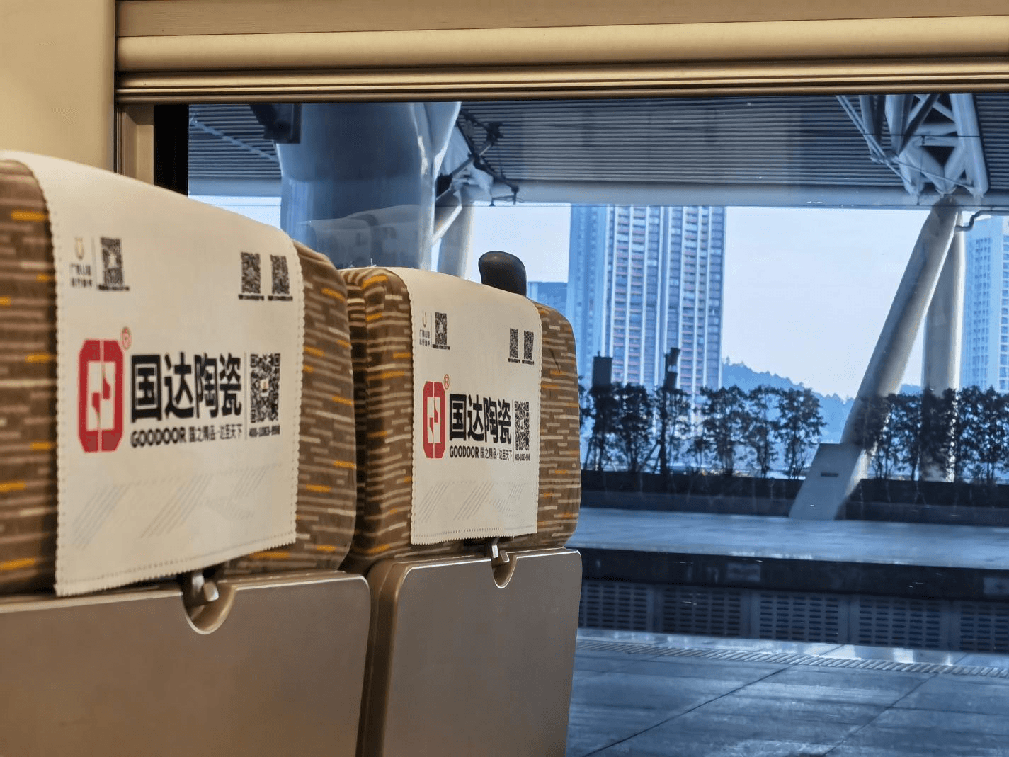 春運高鐵列車頭枕巾廣告價格收費多少？高鐵車廂座椅頭巾廣告案例