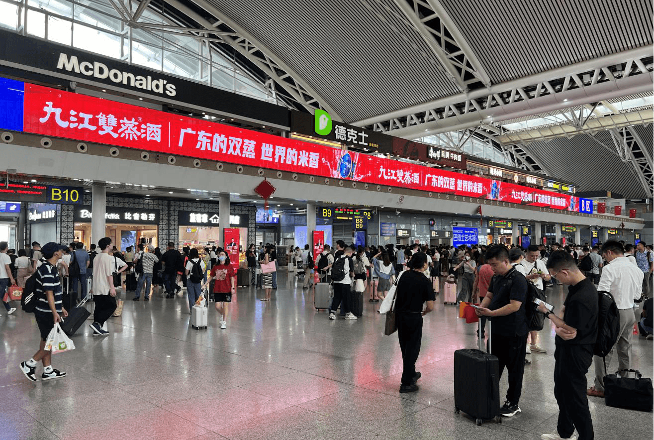 廣州南站候車(chē)大廳LED大屏廣告價(jià)格收費(fèi)多少？廣州南高鐵站廣告案例