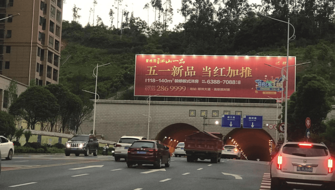 郴州戶外大牌三面翻廣告價格收費多少錢？郴州樓體廣告牌位置優(yōu)勢
