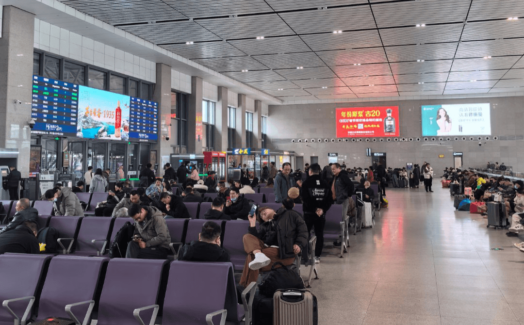 嘉興南高鐵站廣告價格收費多少錢？嘉興南站春運熱門候車廣告牌