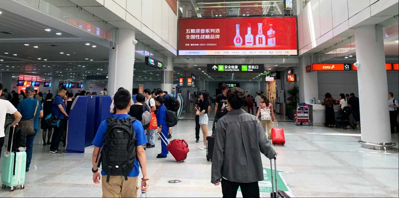 泉州晉江機場廣告價格收費，泉州機場春運出發(fā)到達廣告LED大屏