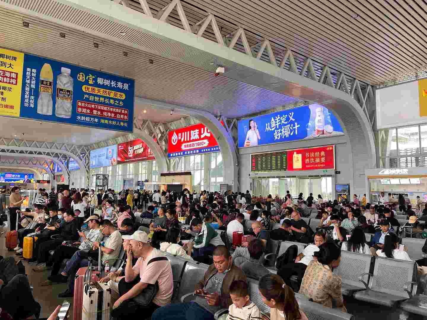 ?？跂|站高鐵廣告價(jià)格收費(fèi)，?？诟哞F東站候車大廳廣告牌春運(yùn)熱門