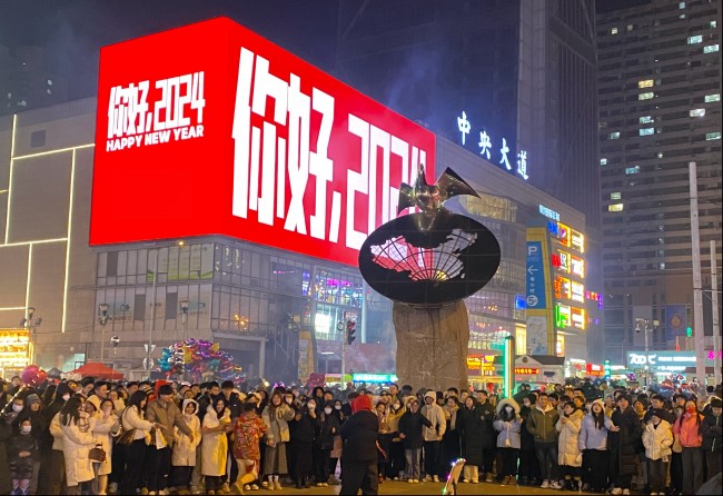 大連LED大屏廣告價(jià)格收費(fèi)標(biāo)準(zhǔn)，大連商圈樓體大屏廣告西安路吾悅