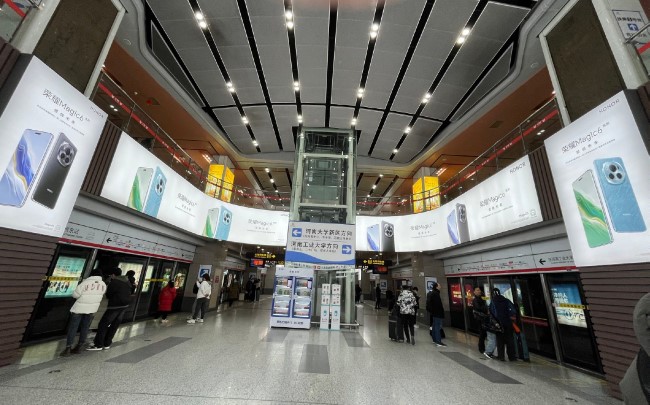 鄭州地鐵廣告價(jià)格收費(fèi)，鄭州地鐵1號線換乘站鄭州東站廣告案例