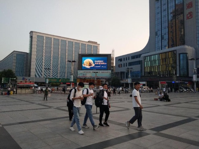 鄭州LED大屏廣告價(jià)格收費(fèi)標(biāo)準(zhǔn)，鄭州機(jī)場火車后戶外LED大屏廣告