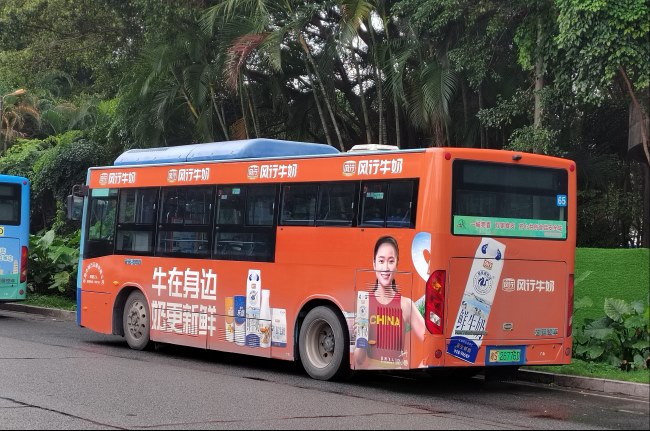 東莞公交車身巴士廣告價(jià)格線路收費(fèi)，東莞候車亭站臺站牌廣告價(jià)格